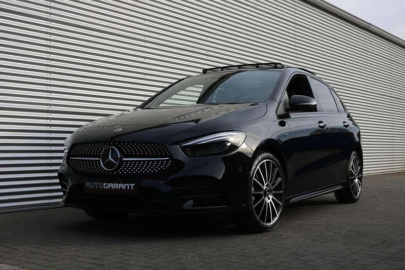 Zwart (metallic) Gebruikt 2020 Mercedes B250e AMG MPV | € 29.450 (Eerlijke prijs) - Afbeelding 1/4