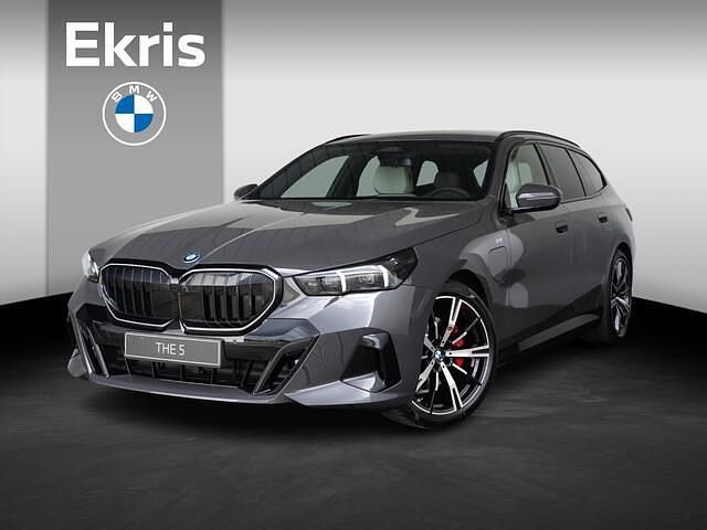 Grijs Gebruikt 2025 BMW 530e M Sport Stationwagen | € 91.267 - Afbeelding 1/4