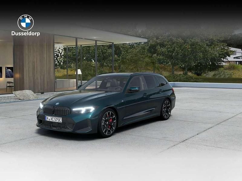 Blauw Nieuw 2025 BMW 330e M Sport Stationwagen | € 80.732 (Duur) - Afbeelding 1/4