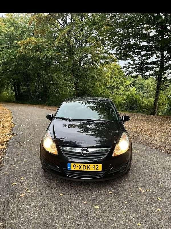 Zwart Gebruikt 2010 Opel Corsa MPV | € 1.850 (Eerlijke prijs) - Afbeelding 1/4