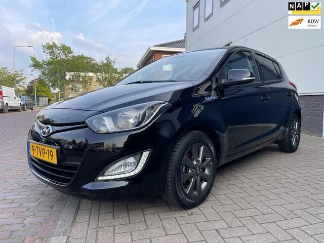 Zwart Gebruikt 2014 Hyundai i20 GO! Hatchback | € 7.750 (Eerlijke prijs) - Afbeelding 1/4