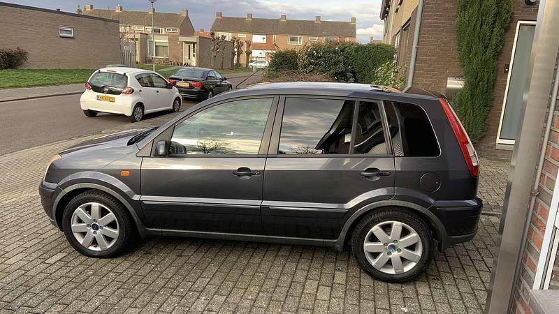 Grijs Gebruikt 2007 Ford Fusion Futura MPV | € 3.750 (Eerlijke prijs) - Afbeelding 1/4