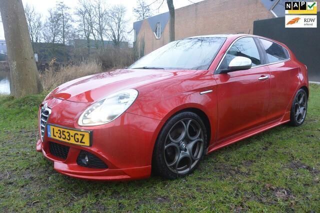 Rood Gebruikt 2010 Alfa Romeo Giulietta Distinctive Hatchback | € 5.999 (Eerlijke prijs) - Afbeelding 1/4