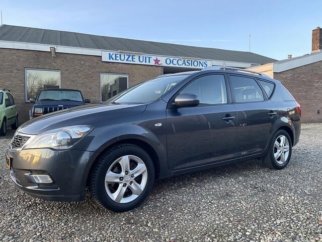 Grijs (metallic) Gebruikt 2010 Kia Ceed Hatchback | € 3.450 (Eerlijke prijs) - Afbeelding 1/4