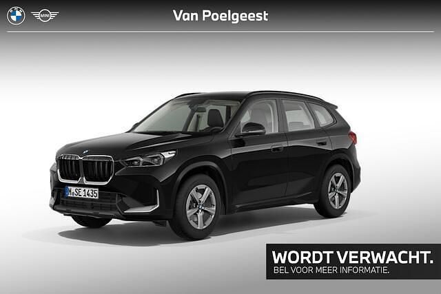 Saphirschwarz metallic (zwart metallic) Gebruikt 2024 BMW X1 Comfort Edition SUV | € 39.900 (Eerlijke prijs) - Afbeelding 1/4