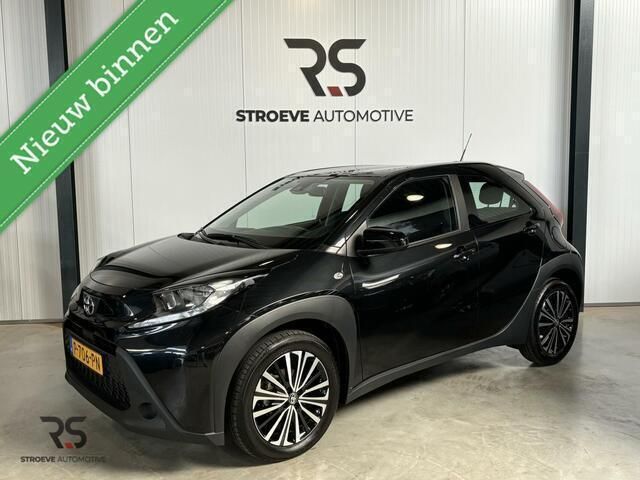 Zwart Gebruikt 2022 Toyota Aygo Play Hatchback | € 17.950 (Eerlijke prijs) - Afbeelding 1/4