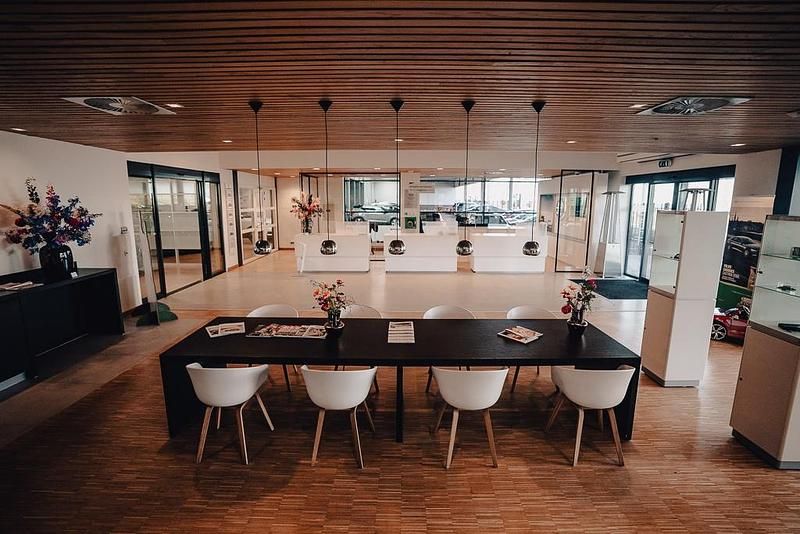 Zwart Occasion 2025 Volvo V60 Stationwagen | € 49.950 - Afbeelding 1/2