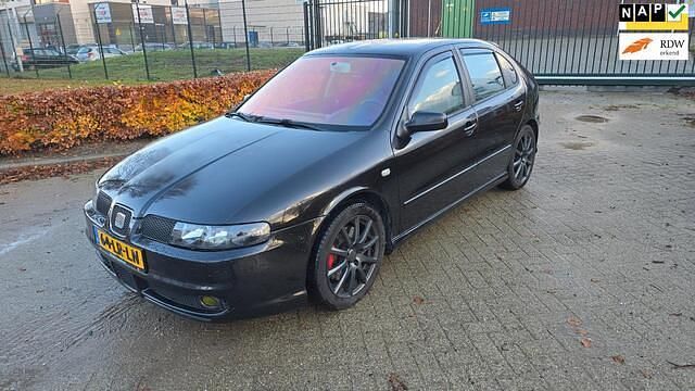 Zwart Gebruikt 2003 Seat Leon Hatchback | € 2.550 (Goede deal) - Afbeelding 1/4