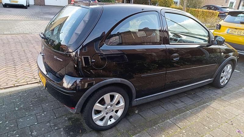 Zwart Gebruikt 2006 Opel Corsa Hatchback | € 1.500 (Eerlijke prijs) - Afbeelding 1/4