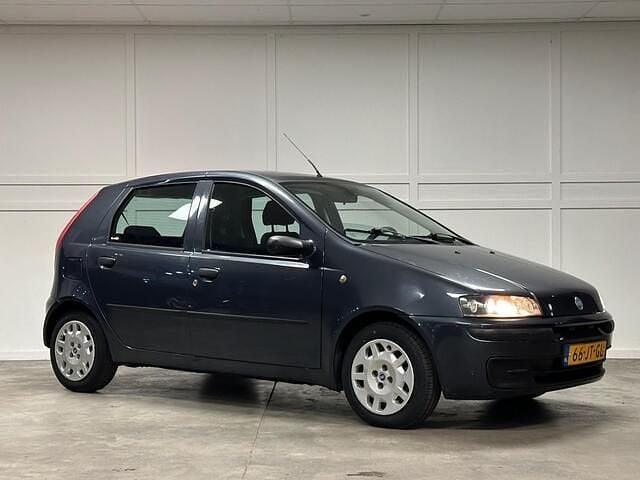 Grijs Gebruikt 2002 Fiat Punto Dynamic Hatchback | € 1.750 (Eerlijke prijs) - Afbeelding 1/4
