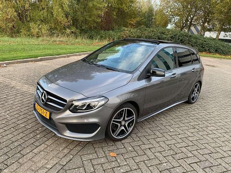 Grijs Gebruikt 2015 Mercedes B220 Prestige MPV | € 20.000 (Iets duurder) - Afbeelding 1/4