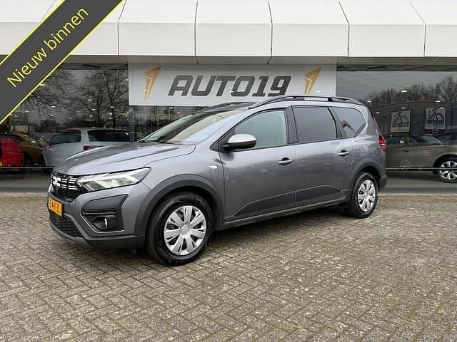 Grijs (metallic) Gebruikt 2023 Dacia Jogger Expression MPV | € 16.919 (Eerlijke prijs) - Afbeelding 1/3