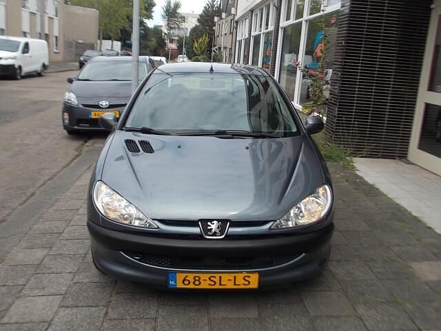 Grijs Gebruikt 2006 Peugeot 206 Hatchback | € 1.995 (Eerlijke prijs) - Afbeelding 1/4