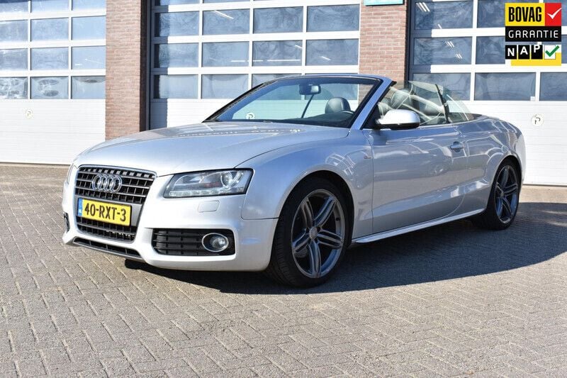 Grijs, metallic lak Gebruikt 2011 Audi A5 Cabriolet S-Line Cabriolet | € 13.750 (Eerlijke prijs) - Afbeelding 1/4