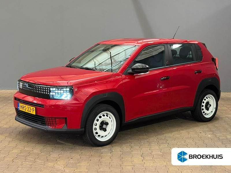 Rood Nieuw 2025 Fiat Grande Panda Red Hatchback | € 22.395 (Super prijs) - Afbeelding 1/4