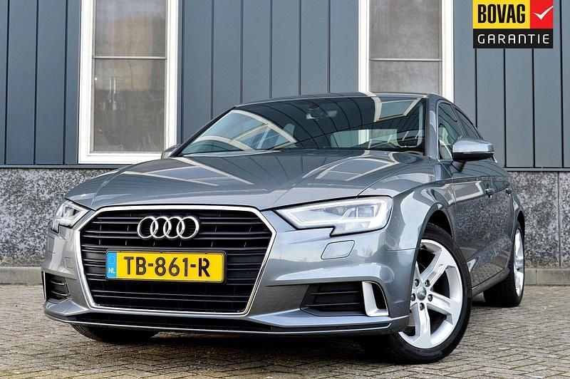 Grijs, metallic lak Gebruikt 2018 Audi A3 Sport Sedan | € 16.950 (Eerlijke prijs) - Afbeelding 1/4