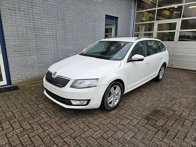 Wit Occasion 2014 Skoda Octavia Business Line Stationwagen | € 4.450 - Afbeelding 1/4