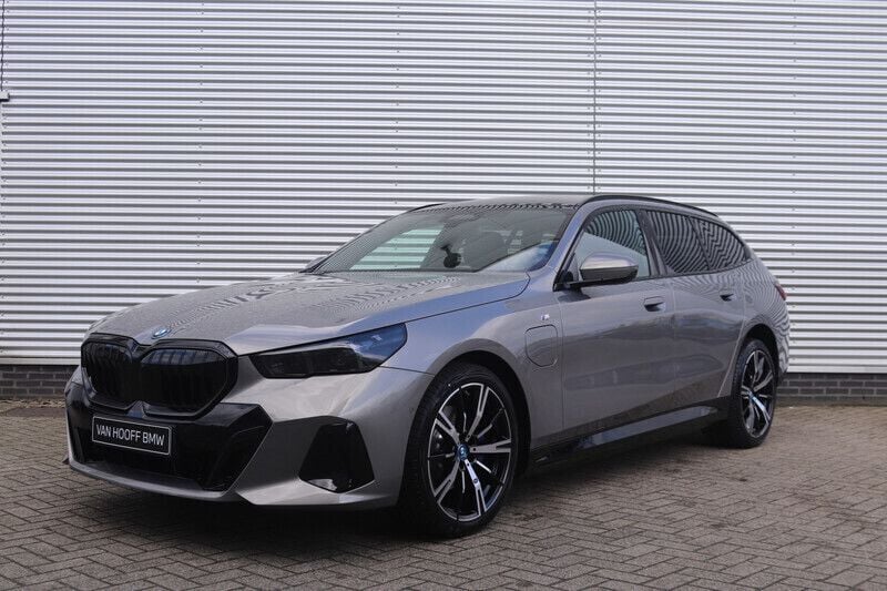 Grijs Nieuw 2025 BMW 530e M Sport Stationwagen | € 90.949 (Eerlijke prijs) - Afbeelding 1/4