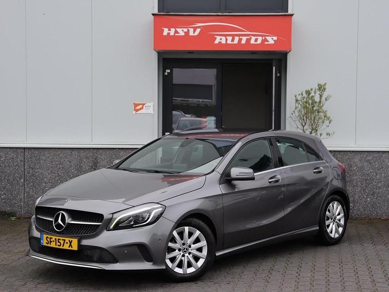 Grijs Gebruikt 2018 Mercedes A180 Business Hatchback | € 9.999 (Eerlijke prijs) - Afbeelding 1/3