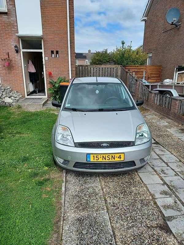 Zilver Gebruikt 2003 Ford Fiesta Ghia Hatchback | € 1.750 (Goede deal) - Afbeelding 1/4