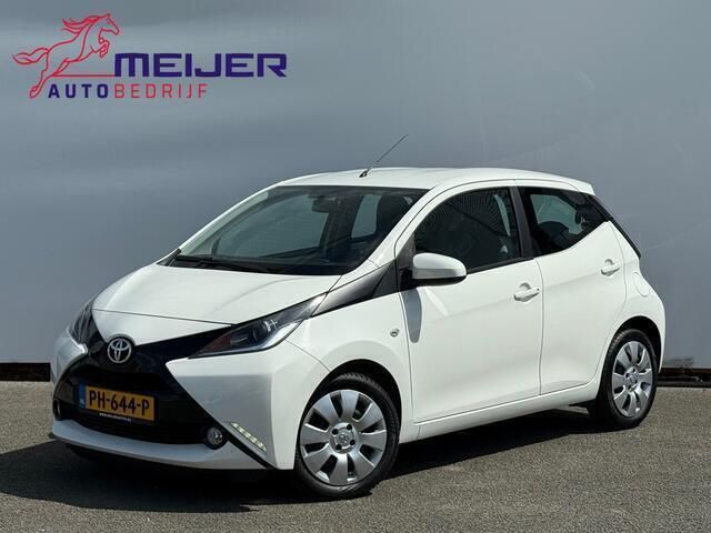 Wit Gebruikt 2017 Toyota Aygo X-play Hatchback | € 6.780 (Eerlijke prijs) - Afbeelding 1/4