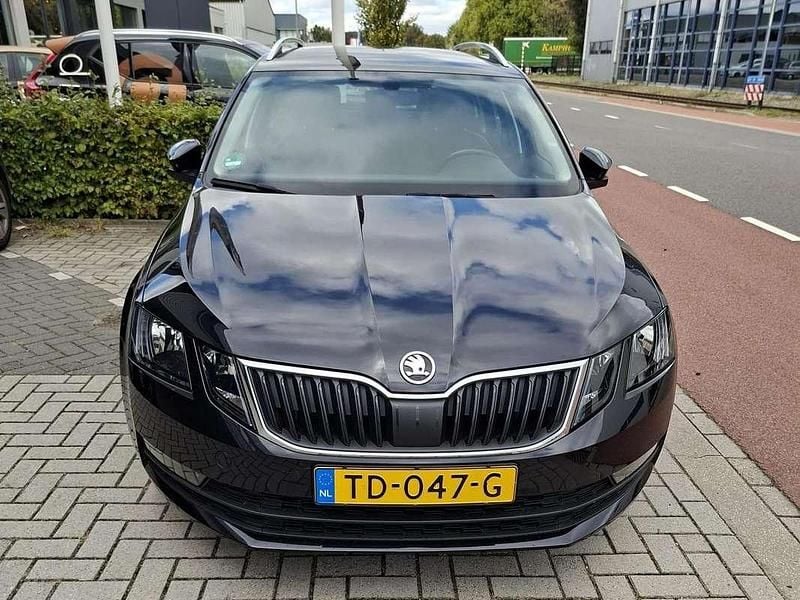 Zwart Gebruikt 2018 Skoda Octavia Stationwagen | € 15.000 (Goede deal) - Afbeelding 1/4