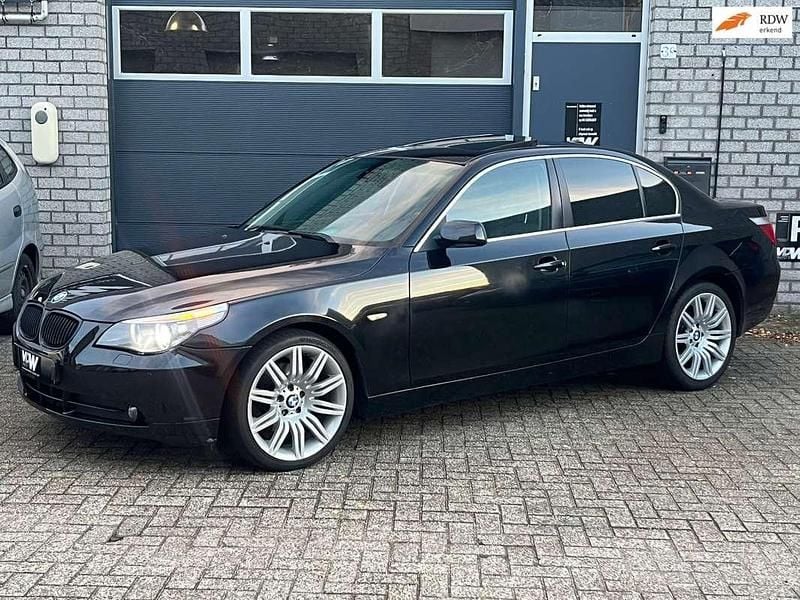 Zwart Gebruikt 2004 BMW 520 Executive Sedan | € 3.950 (Eerlijke prijs) - Afbeelding 1/4