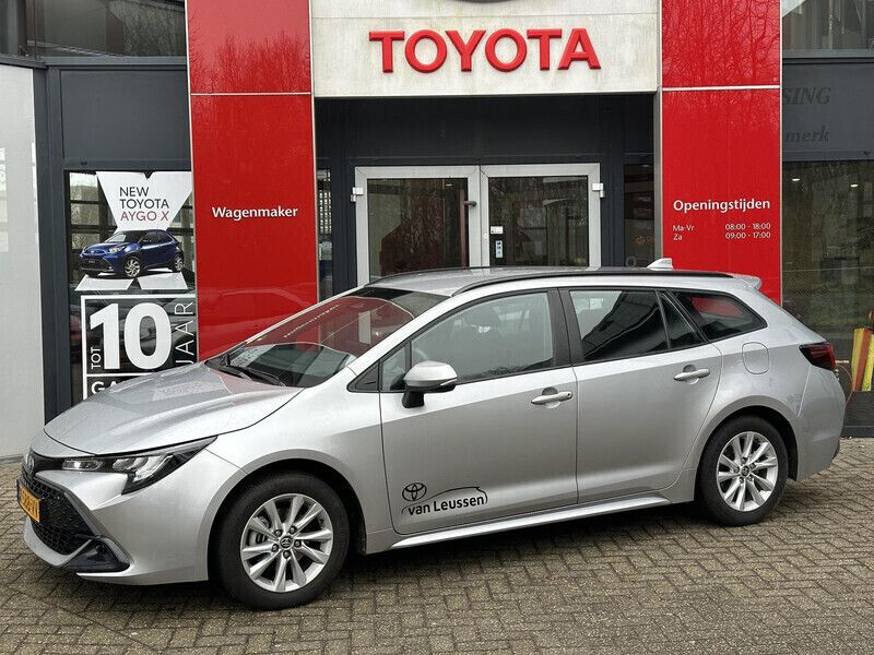 Grijs, metallic lak Gebruikt 2024 Toyota Corolla Active Stationwagen | € 27.900 (Eerlijke prijs) - Afbeelding 1/4