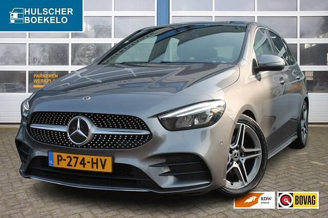 Grijs Gebruikt 2020 Mercedes B180 AMG MPV | € 27.450 (Eerlijke prijs) - Afbeelding 1/4