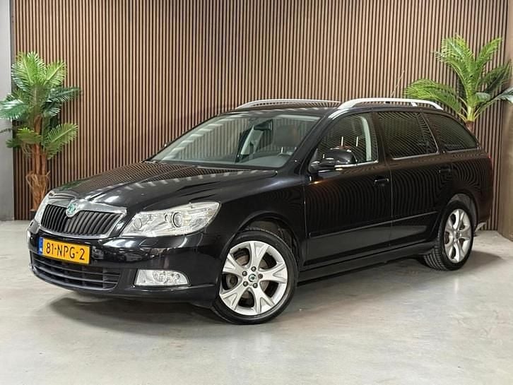Zwart Occasion 2010 Skoda Octavia Elegance Stationwagen | € 3.995 (Eerlijke prijs) - Afbeelding 1/4
