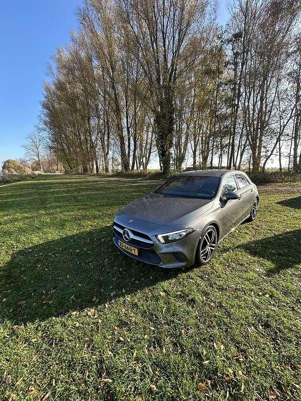 Grijs Gebruikt 2019 Mercedes A180 Stationwagen | € 22.500 (Goede deal) - Afbeelding 1/4