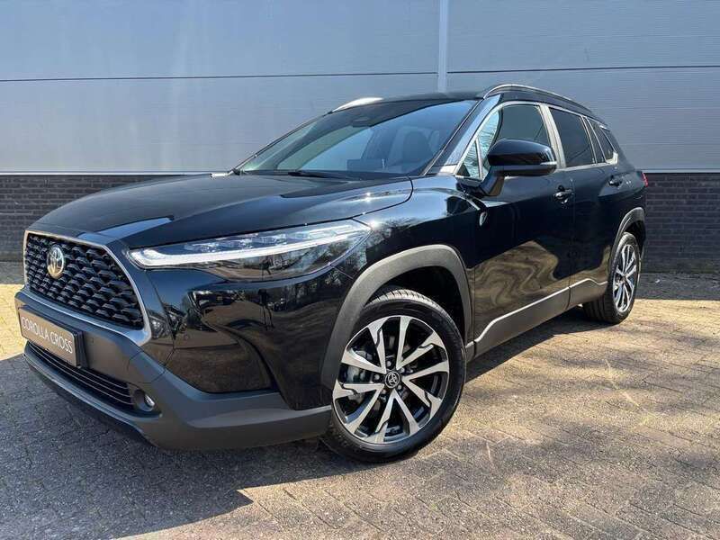 Zwart Nieuw 2025 Toyota Corolla Cross Style SUV | € 46.390 (Iets duurder) - Afbeelding 1/4