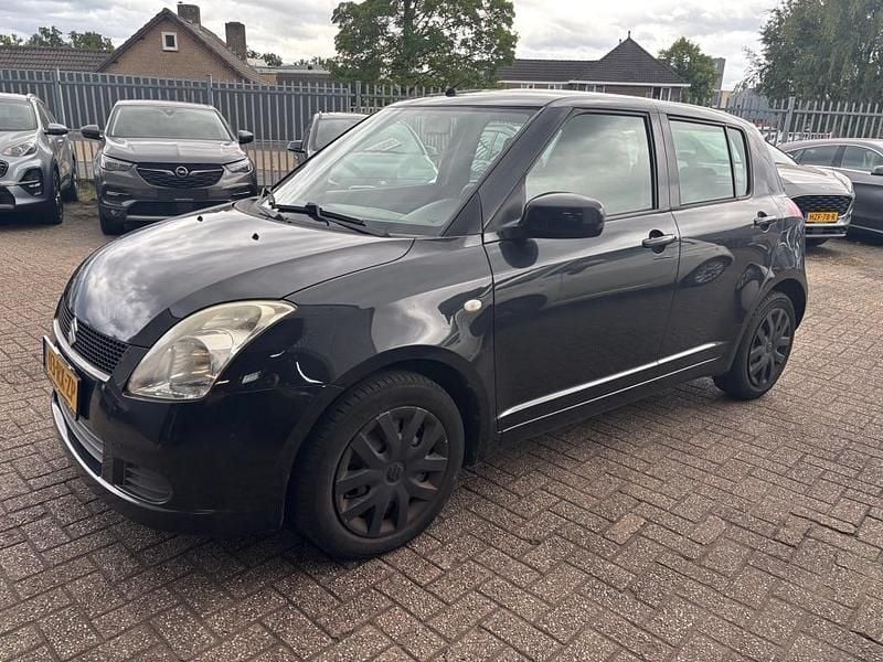 Zwart Gebruikt 2005 Suzuki Swift GLS Hatchback | € 1.750 (Eerlijke prijs) - Afbeelding 1/4