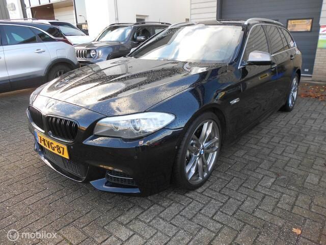 Zwart Gebruikt 2013 BMW M550 M Sport Sedan | € 14.950 (Goede deal) - Afbeelding 1/4