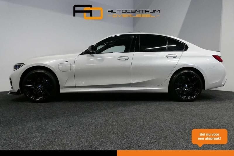 Wit Gebruikt 2020 BMW 330e M Sport Sedan | € 35.700 (Duur) - Afbeelding 1/4
