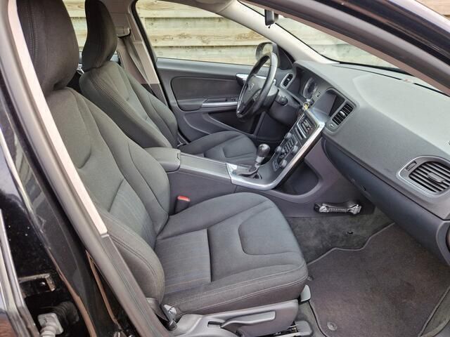 Occasion Volvo S60 Kinetic 150 PK (110 kW) 2011 Zwart, metallic lak Sedan