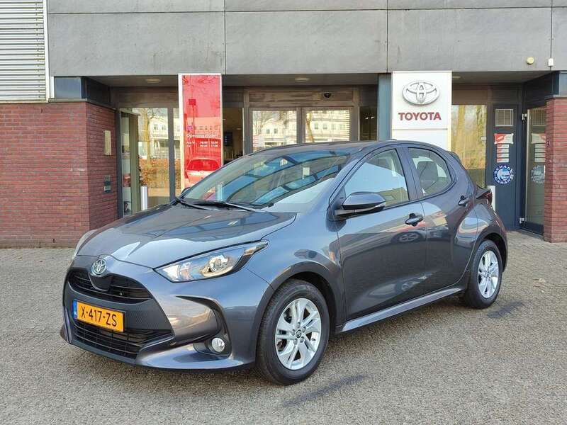 Grijs Gebruikt 2024 Toyota Yaris Hybrid Active Hatchback | € 22.900 (Eerlijke prijs) - Afbeelding 1/4