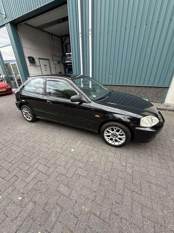Gebruikt 2000 Honda Civic Comfort Sedan | € 3.500 - Afbeelding 1/4