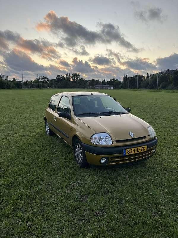 Gebruikt 1999 Renault Clio II Sedan | € 1.000 - Afbeelding 1/4