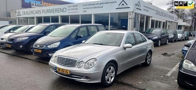 Grijs Gebruikt 2002 Mercedes E240 Avantgarde Sedan | € 5.950 (Eerlijke prijs) - Afbeelding 1/4