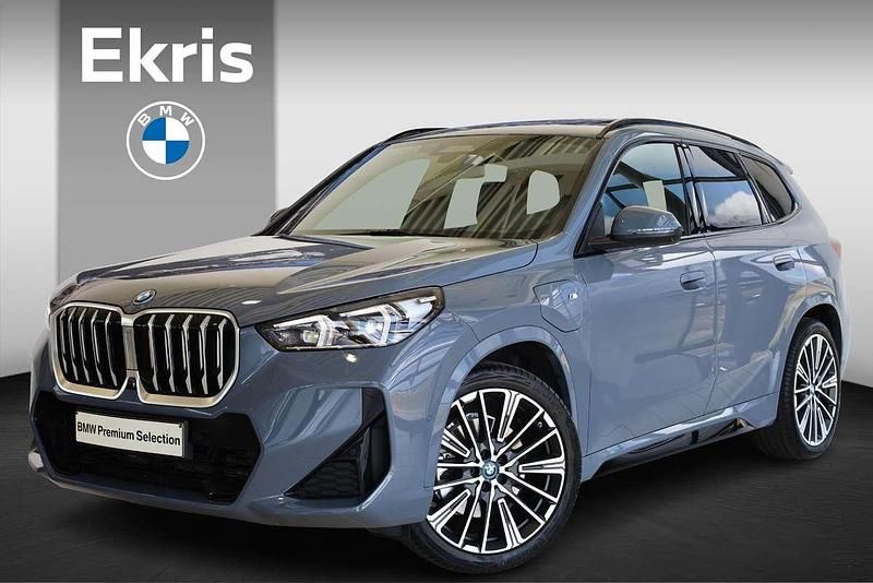Grijs, metallic lak Gebruikt 2025 BMW X1 M Sport SUV | € 65.750 - Afbeelding 1/4