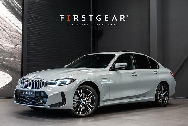 Grijs Gebruikt 2024 BMW 330 M Sport Sedan | € 49.900 (Iets duurder) - Afbeelding 1/4