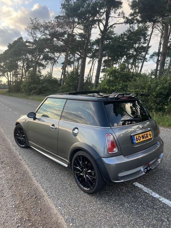 Grijs Gebruikt 2005 Mini John Cooper Works Hatchback | € 9.500 (Eerlijke prijs) - Afbeelding 1/4