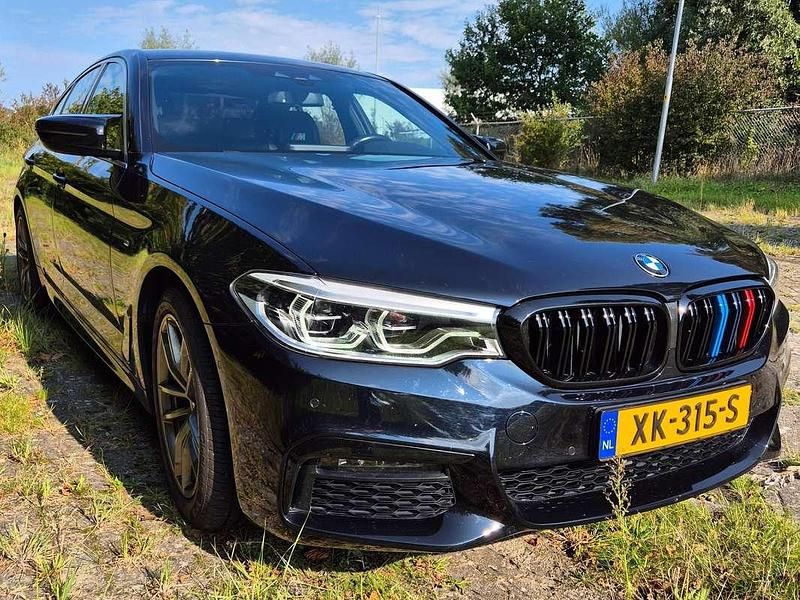 Zwart Gebruikt 2019 BMW 520 M Sport Sedan | € 27.500 (Eerlijke prijs) - Afbeelding 1/4