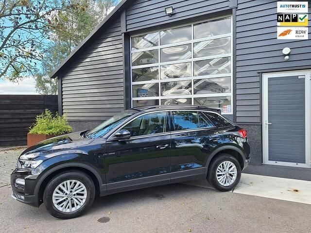 Zwart Gebruikt 2020 VW T-Roc Style SUV | € 22.450 (Eerlijke prijs) - Afbeelding 1/4