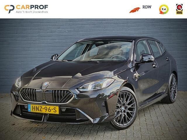 Zwart Nieuw 2025 BMW 120 M Sport Hatchback | € 38.745 (Super prijs) - Afbeelding 1/4
