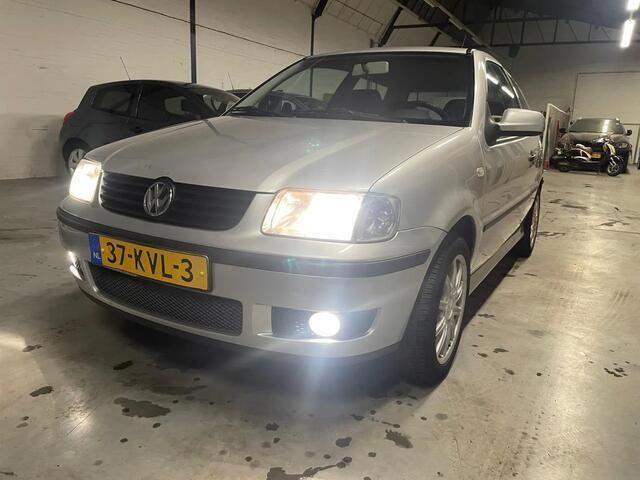 Grijs Gebruikt 2000 VW Polo Hatchback | € 1.249 (Goede deal) - Afbeelding 1/4