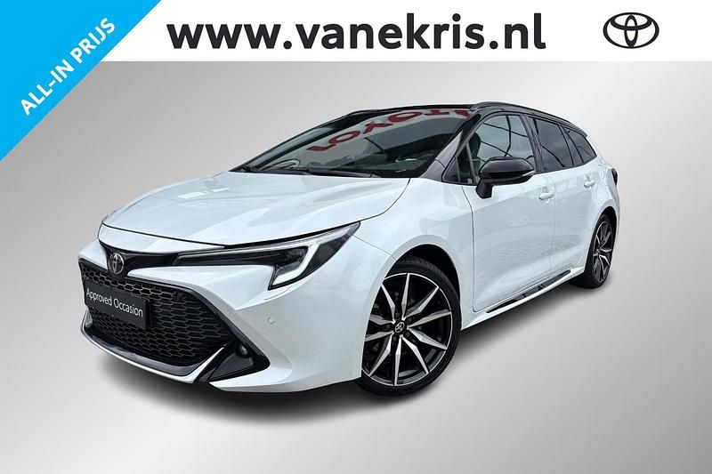 Wit Gebruikt 2024 Toyota Corolla Hybrid Plus Stationwagen | € 39.900 - Afbeelding 1/4