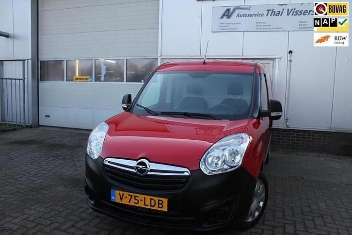 Rood (metallic) Gebruikt 2018 Opel Combo Sedan | € 6.950 - Afbeelding 1/4