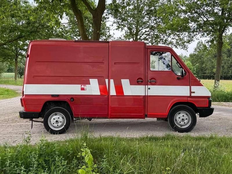 Rood Gebruikt 1991 Renault Master MPV | € 2.300 - Afbeelding 1/4